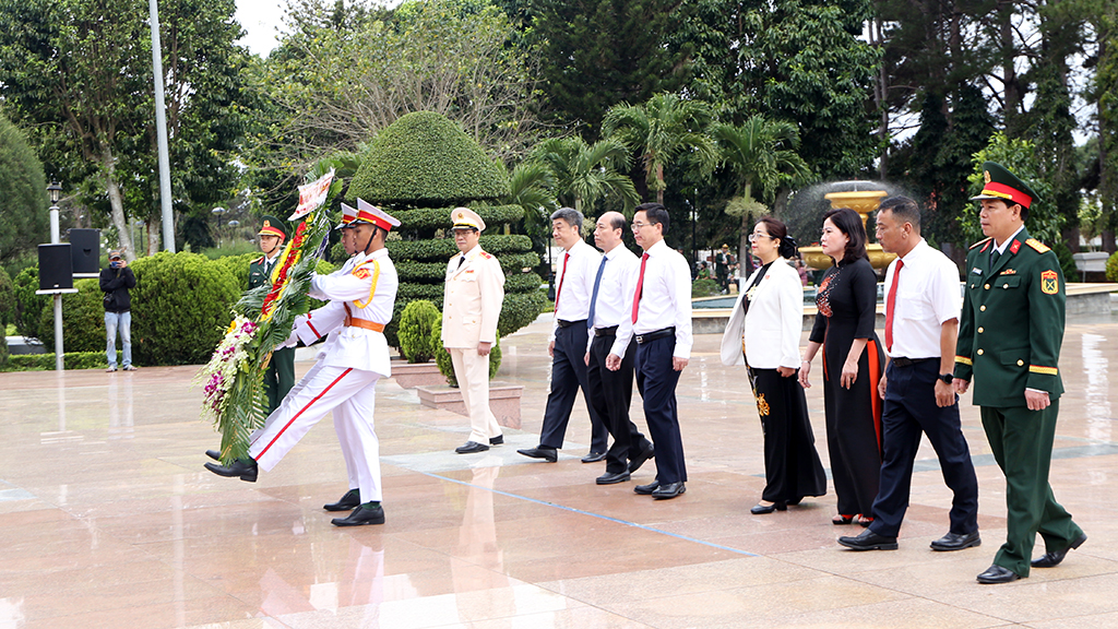 Lễ Dâng hương, Lễ viếng Nghĩa trang liệt sĩ tỉnh nhân kỷ niệm 50 năm chiến thắng Buôn Ma Thuột, giải phóng tỉnh Đắk Lắk