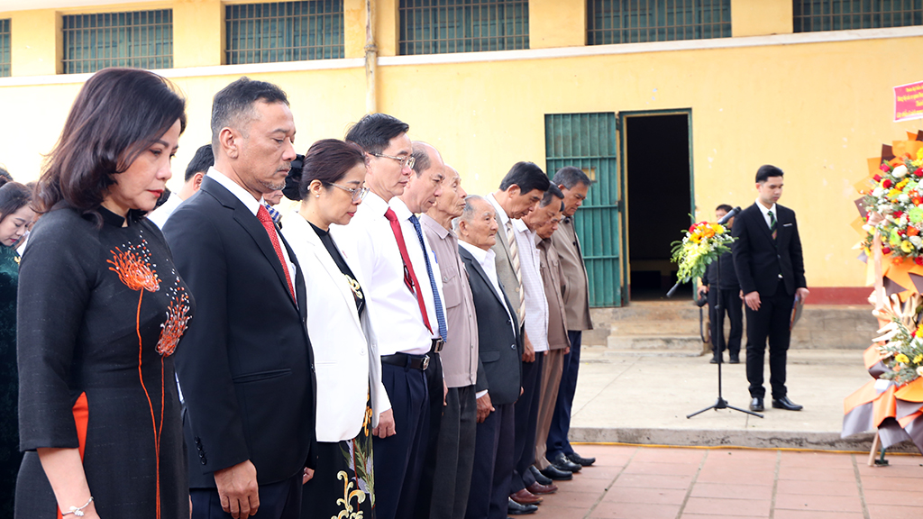 Dâng hương tưởng niệm các chiến sỹ cách mạng hy sinh tại Nhà đày Buôn Ma Thuột nhân kỷ niệm 50 năm Chiến thắng Buôn Ma Thuột