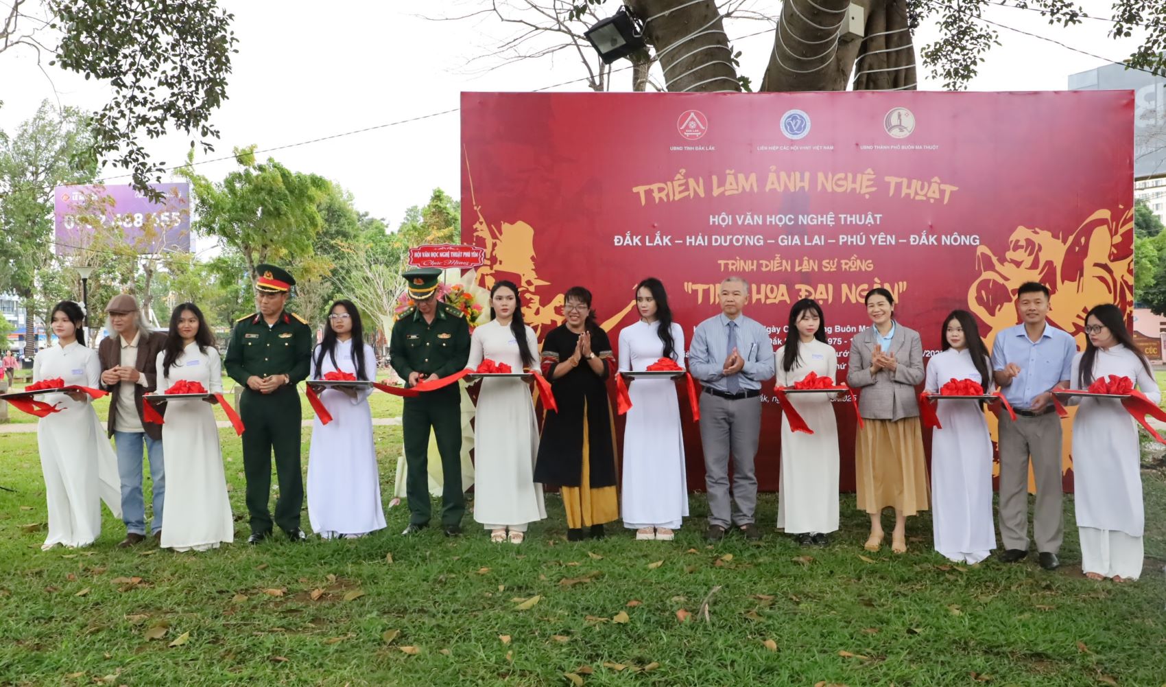 Khai mạc Triển lãm Ảnh nghệ thuật “Sắc màu hội tụ”