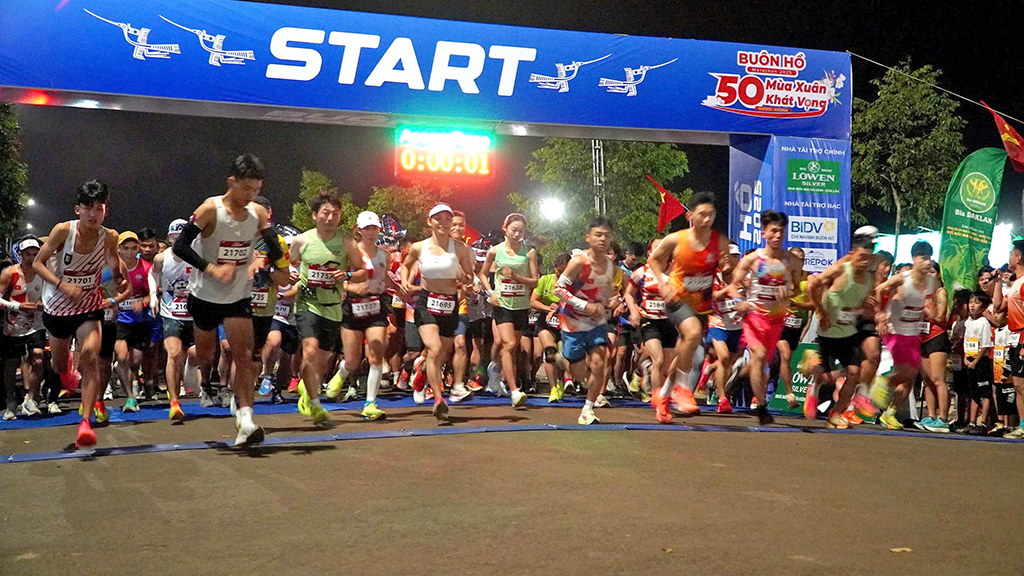 Buôn Hồ: Hơn 800 vận động viên tham gia giải marathon chào mừng 50 năm giải phóng thị xã