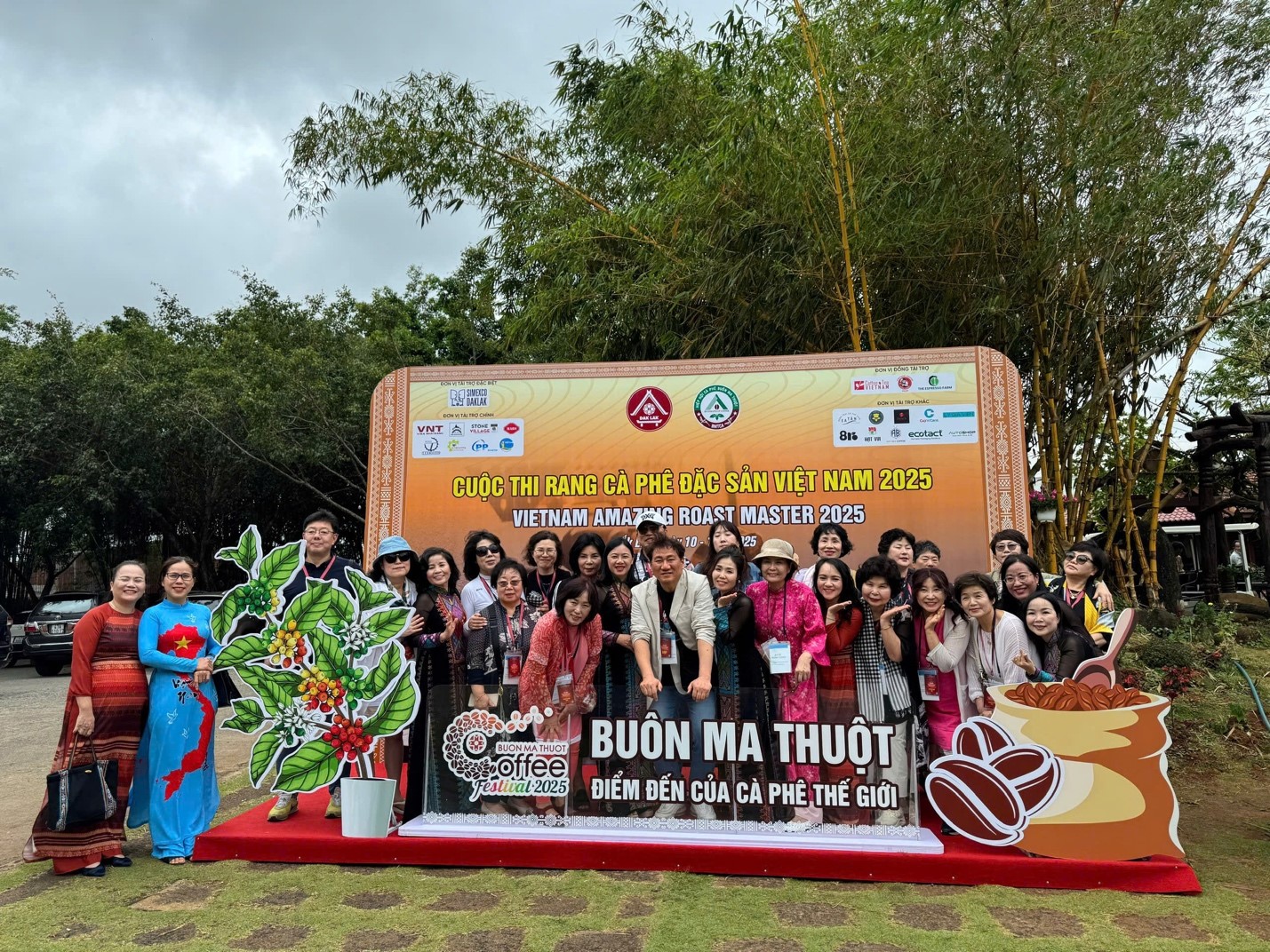 The Women's Entrepreneur Association of Dak Lak Province signed a cooperation agreement for tourism and economic development with the delegation from the Goyang Tourism & Convention Association, Gyeonggi Province, South Korea.