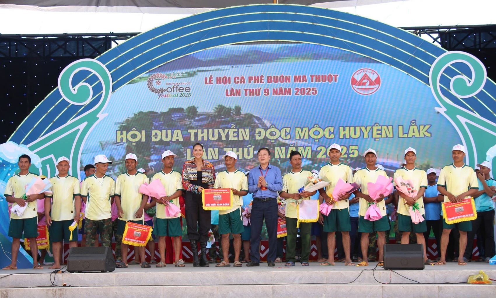 Hội đua thuyền độc mộc huyện Lắk lần thứ 4 năm 2025