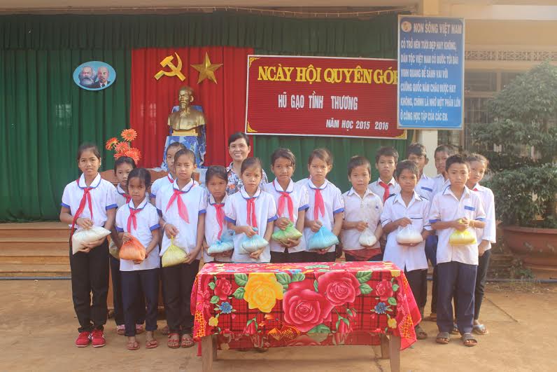 Chăm lo tết cho học sinh, người nghèo