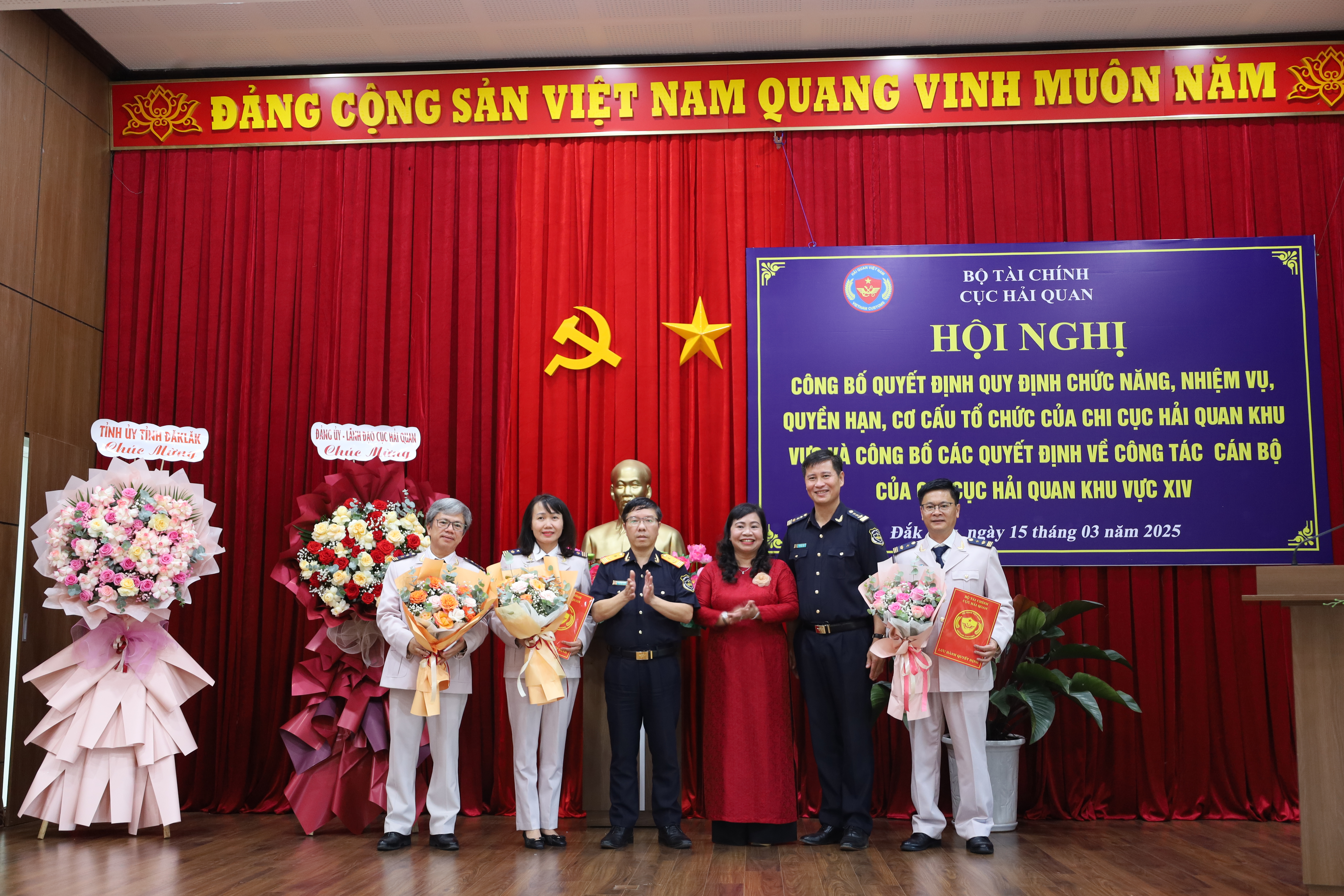 Công bố các Quyết định về tổ chức bộ máy và công tác cán bộ của Chi cục Hải quan khu vực XIV