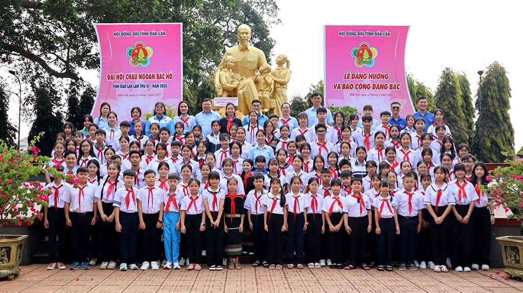 Đoàn đại biểu dự Đại hội Cháu ngoan Bác Hồ tỉnh Đắk Lắk dâng hoa tại Tượng đài Bác Hồ với thiếu nhi tỉnh Đắk Lắk