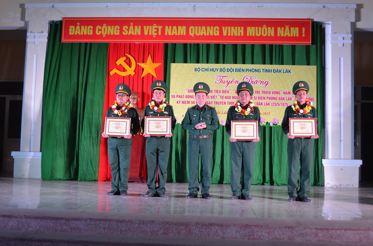 Bộ đội Biên phòng Đắk Lắk tuyên dương gương tuổi trẻ tiêu biểu