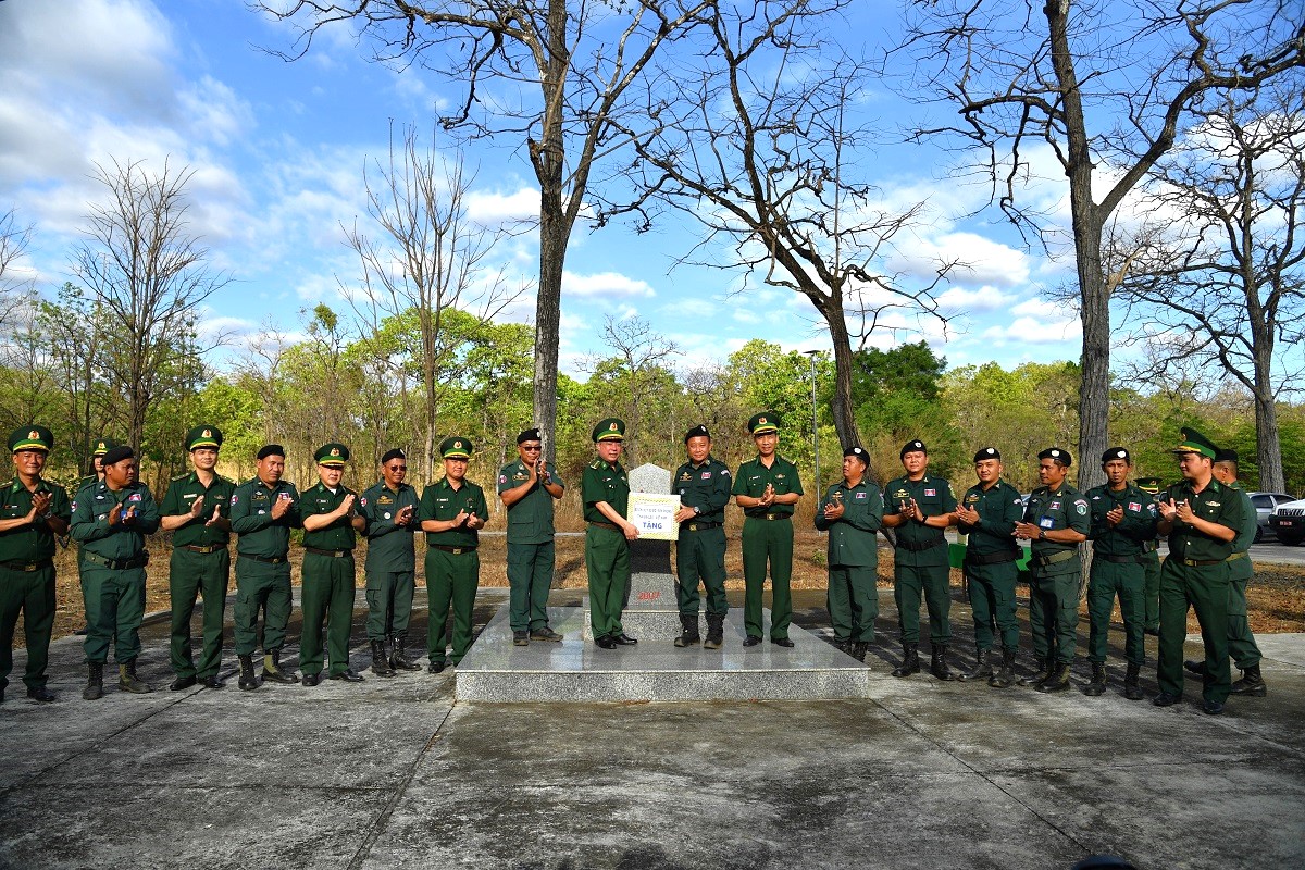 Bộ đội Biên phòng Đắk Lắk chúc Tết Chol Chnam Thmay các Đồn Cảnh sát bảo vệ biên giới tỉnh Mondulkiri