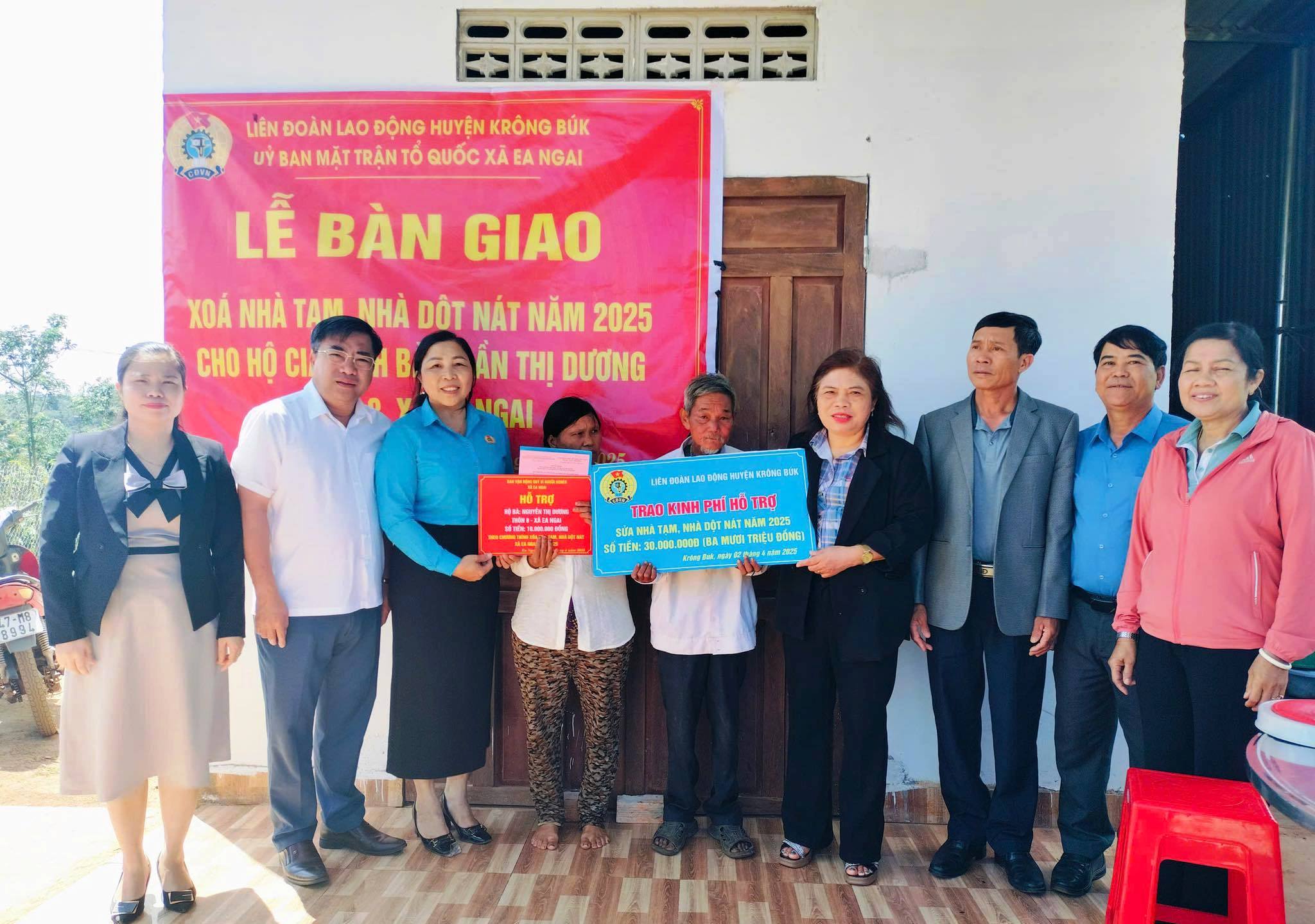 Bàn giao nhà cho gia đình khó khăn tại huyện Krông Búk