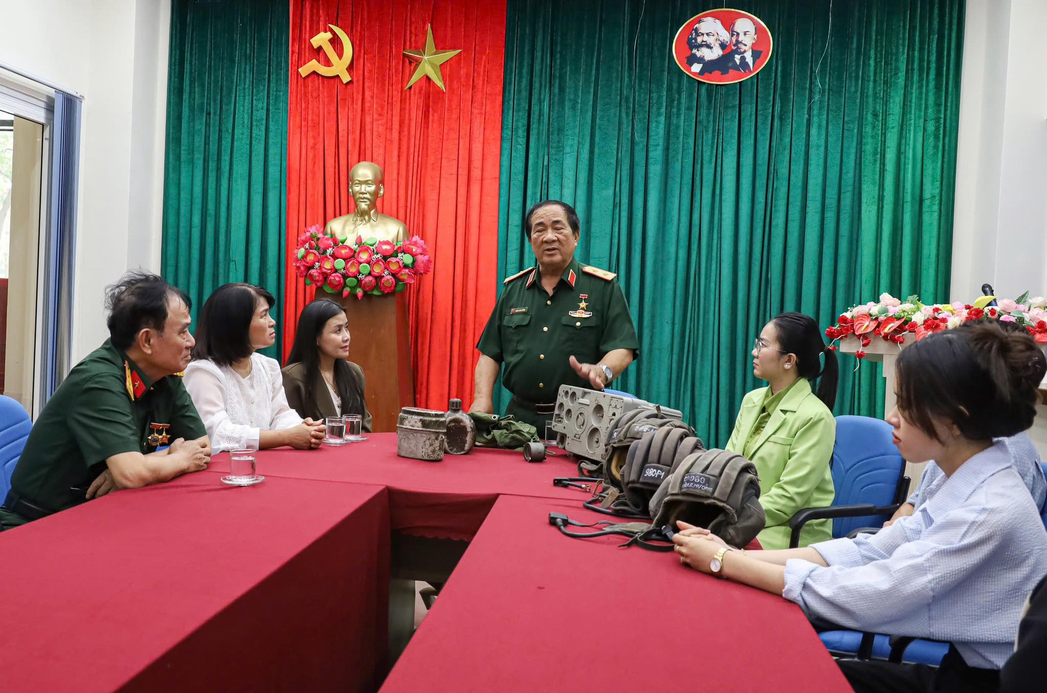 Trung tướng Đoàn Sinh Hưởng trao tặng kỷ vật Chiến dịch Tây Nguyên cho Bảo tàng Đắk Lắk