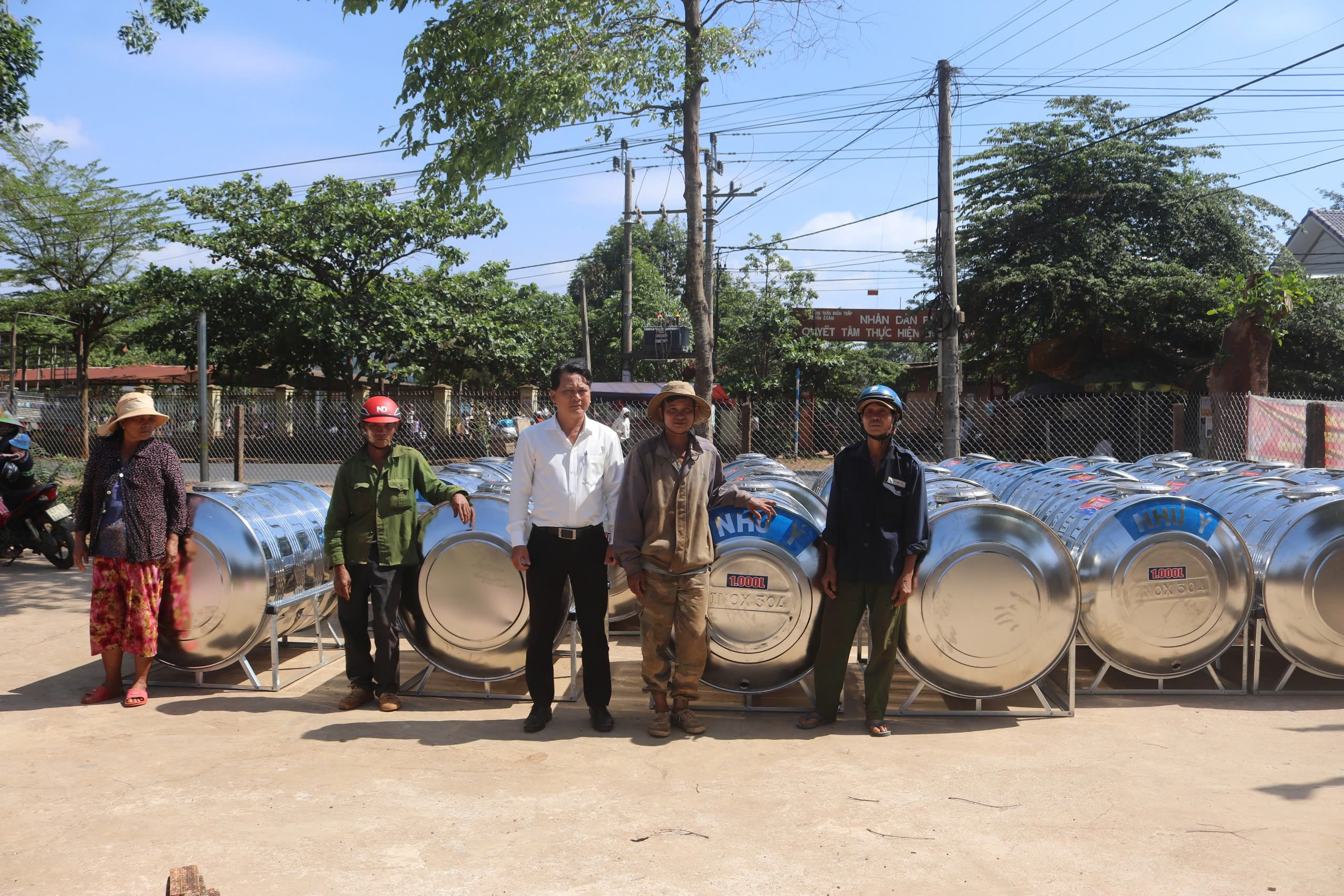 Huyện Krông Ana cấp phát 296 bồn chứa nước cho hộ nghèo