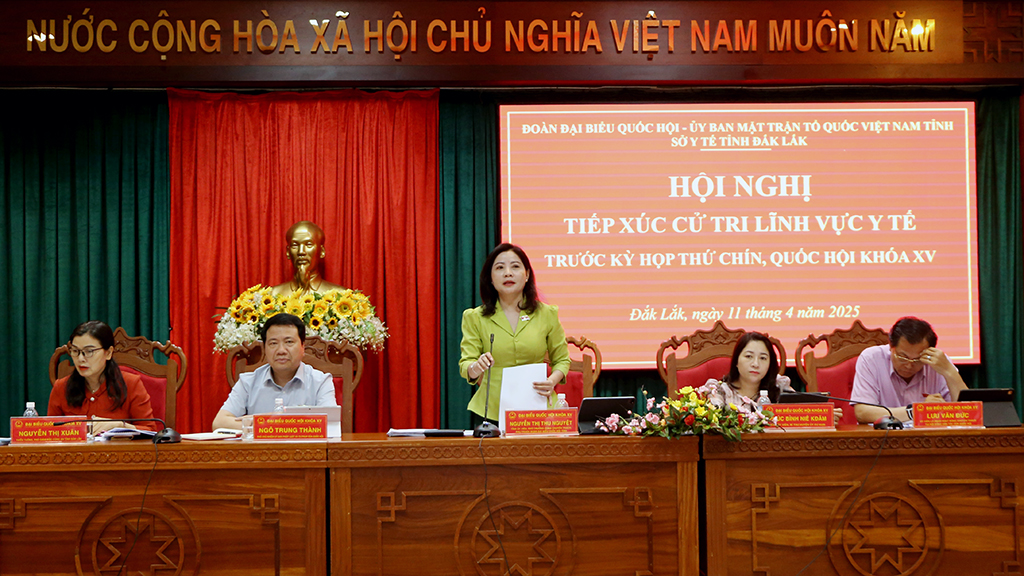 Đoàn đại biểu Quốc hội tỉnh Đắk Lắk tiếp xúc cử tri về lĩnh vực y tế