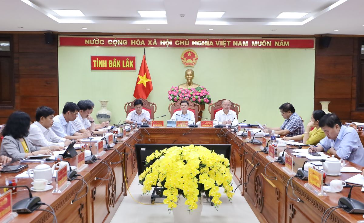 Thành viên UBND tỉnh Đắk Lắk góp ý, thông qua các nội dung quan trọng