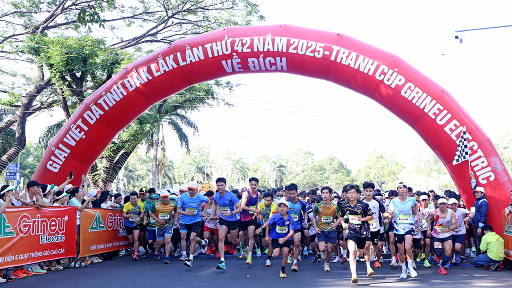 Giải chạy bộ “Buôn Ma Thuột Half Marathon 2025 - 50 năm Bản Hùng ca Tây nguyên” trích 300 triệu đồng ủng hộ Chương trình xóa nhà tạm, nhà dột nát trên địa bàn tỉnh Đắk Lắk năm 2025
