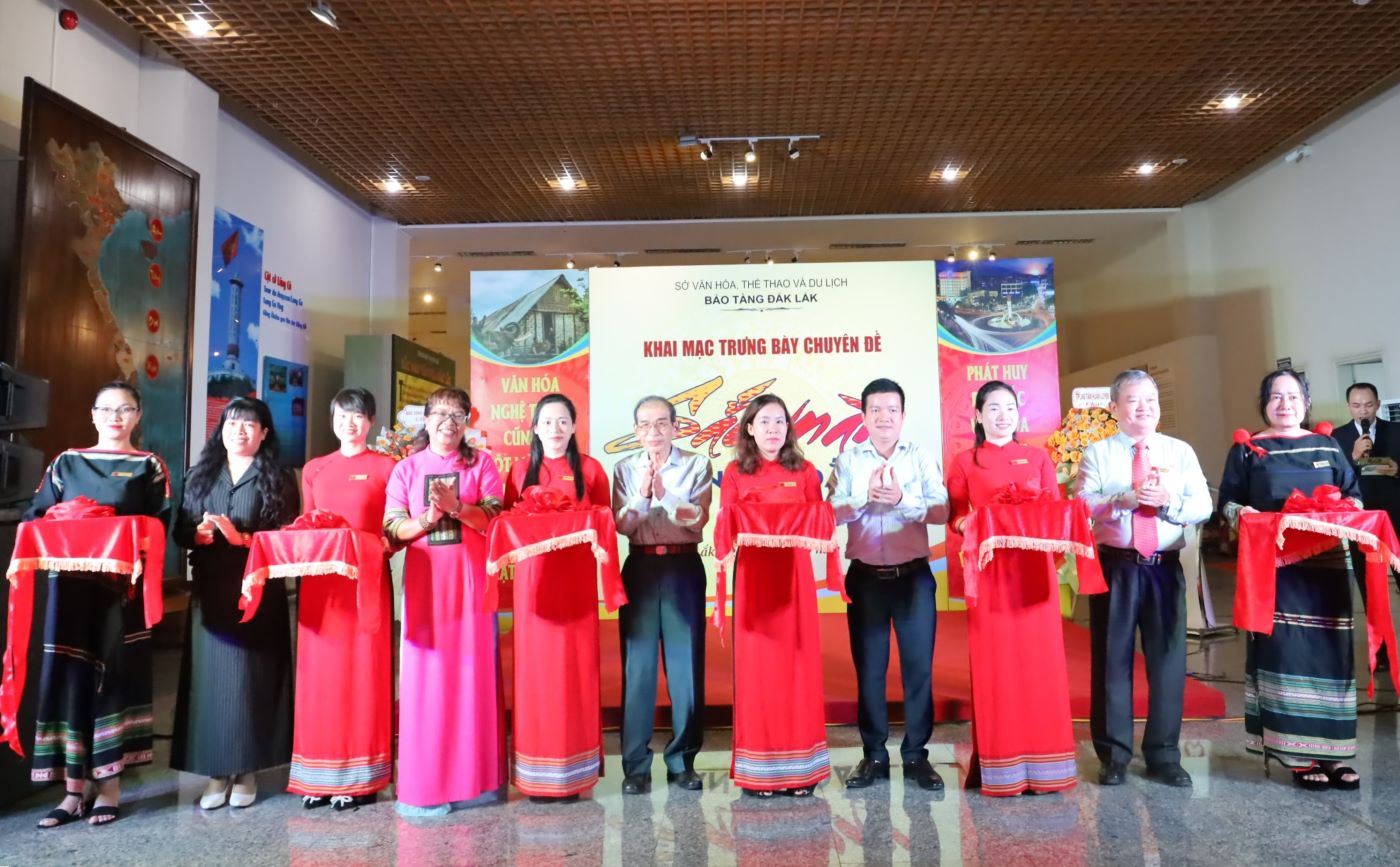 Khai mạc Trưng bày chuyên đề “Sắc màu Văn hóa Đắk Lắk”