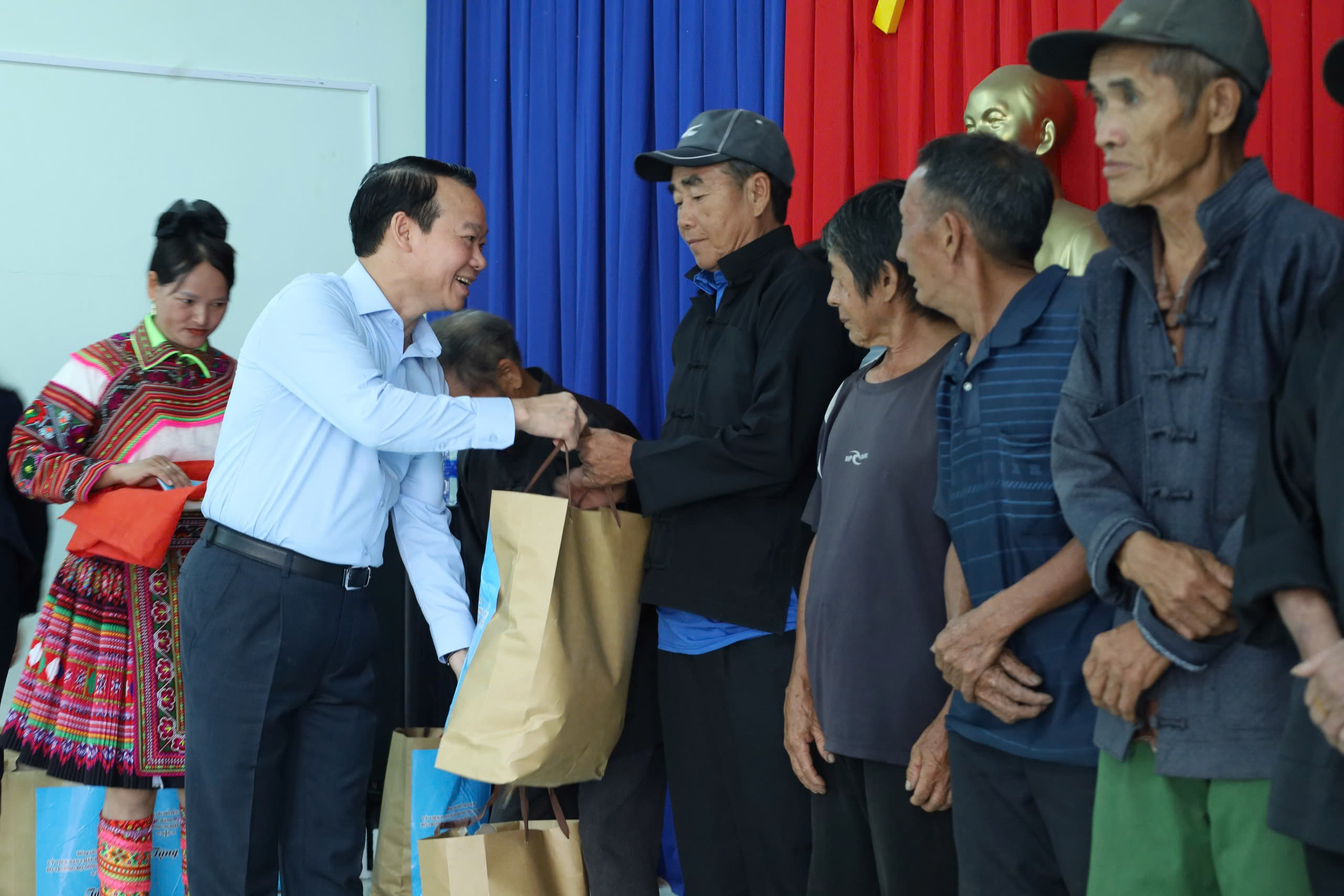 Bộ trưởng Bộ Nông nghiệp và Môi trường thăm, tặng 20 suất quà người dân khu tái định cư Dự án Hồ chứa nước Krông Pách thượng