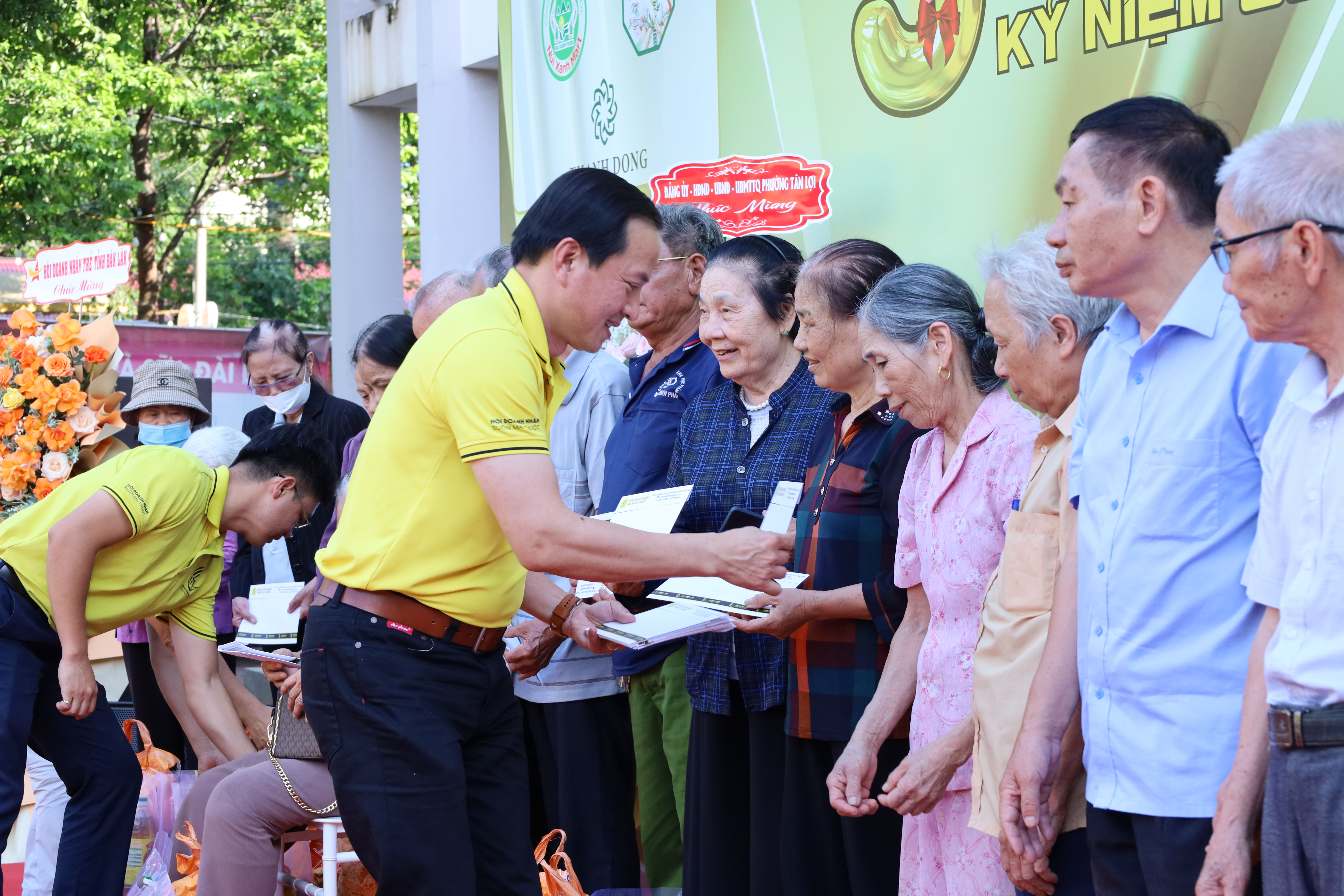 Hội Doanh nhân Thành phố Buôn Ma Thuột trao 100 suất quà hỗ trợ người dân có hoàn cảnh khó khăn