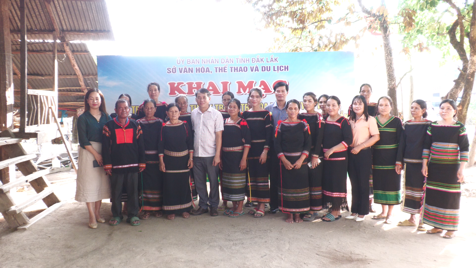 Truyền dạy kỹ thuật trang trí hoa văn truyền thống trên gốm thủ công của người M’nông huyện Lắk