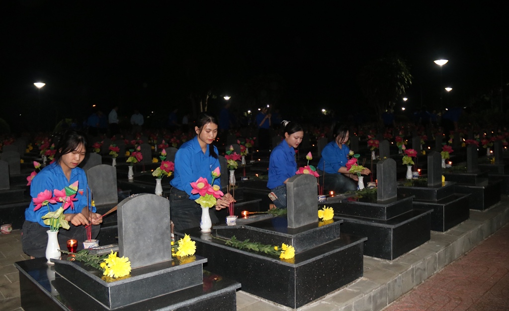 Tuổi trẻ Đắk Lắk thắp nến tri ân các anh hùng liệt sĩ