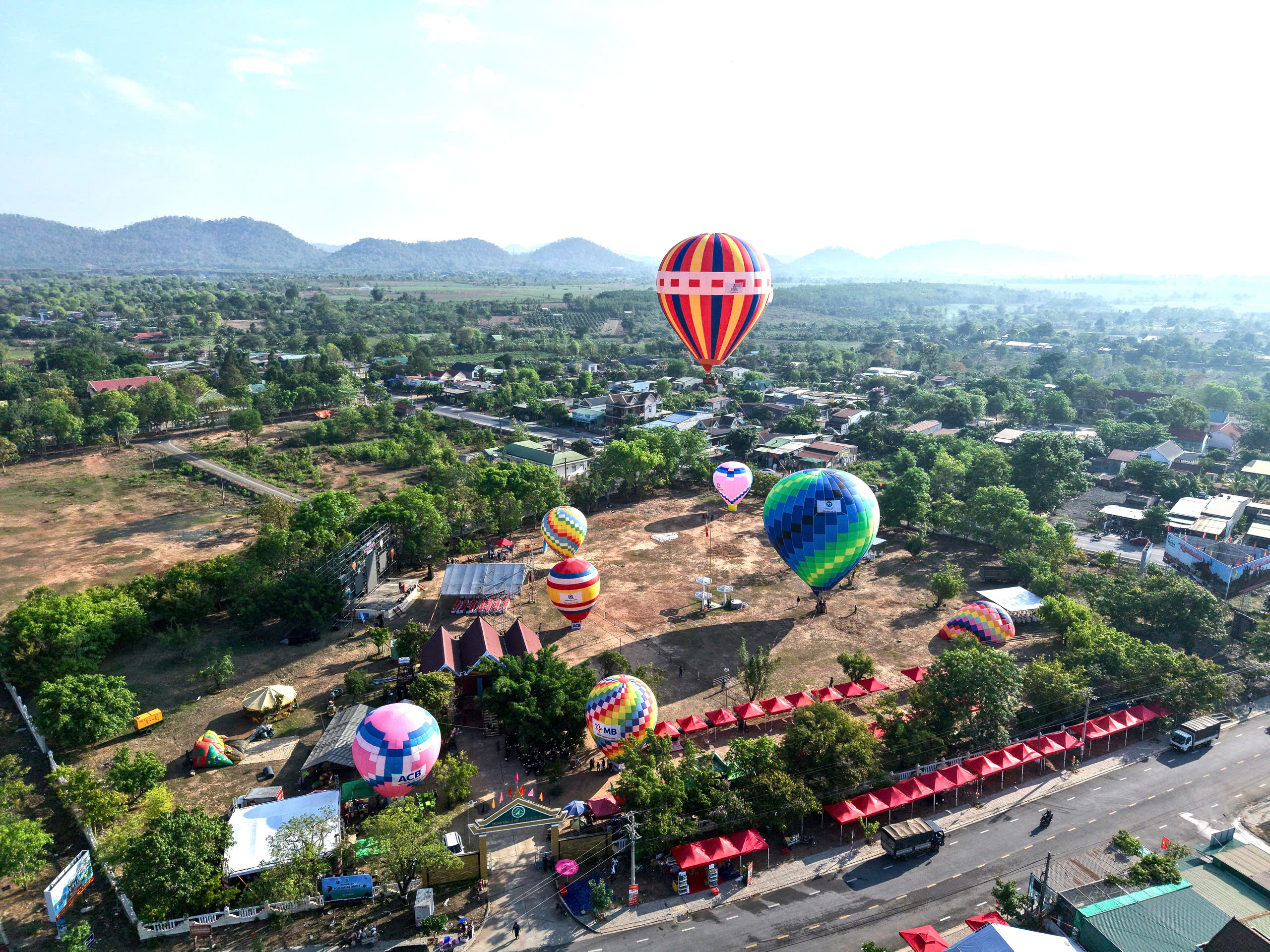 Du khách hào hứng trải nghiệm Ngày hội Khinh khí cầu Đắk Lắk 2025 - Bay trên đại ngàn