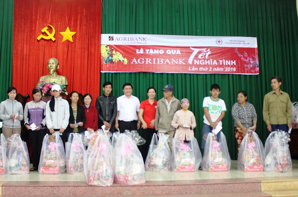 Agribank Đắk Lắk trao tặng 215 suất quà tại phường Ea Tam nhân dịp Tết Bính Thân 2016
