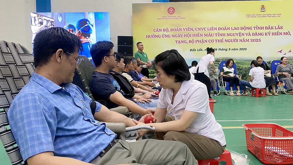 Hơn 1.000 cán bộ, đoàn viên, công nhân viên chức tham gia Ngày hội hiến máu tình nguyện