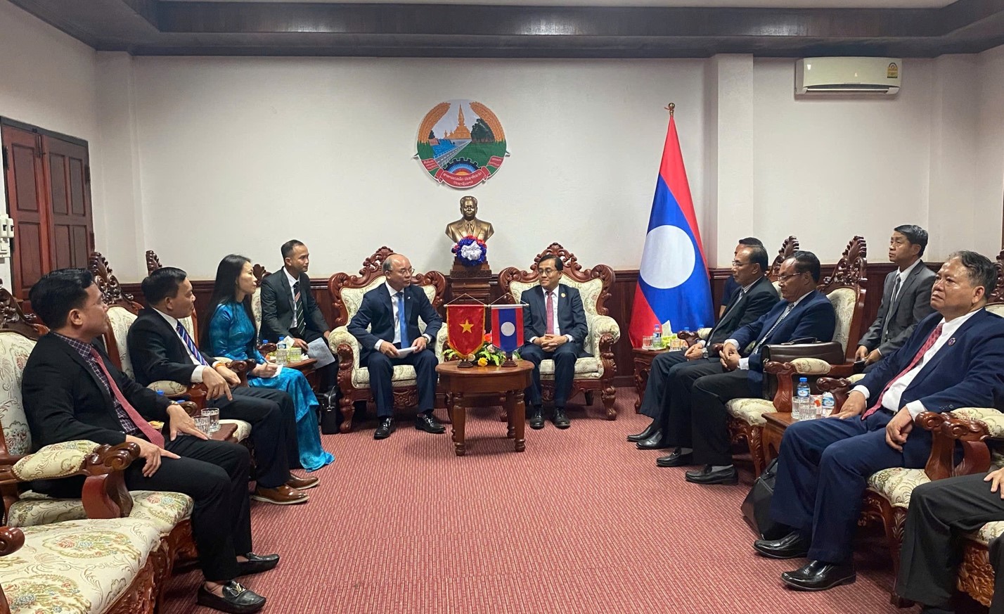The delegation of the People's Committee of Dak Lak Province visits and extends New Year's greeting to the governments of Attapeu and Sekong.