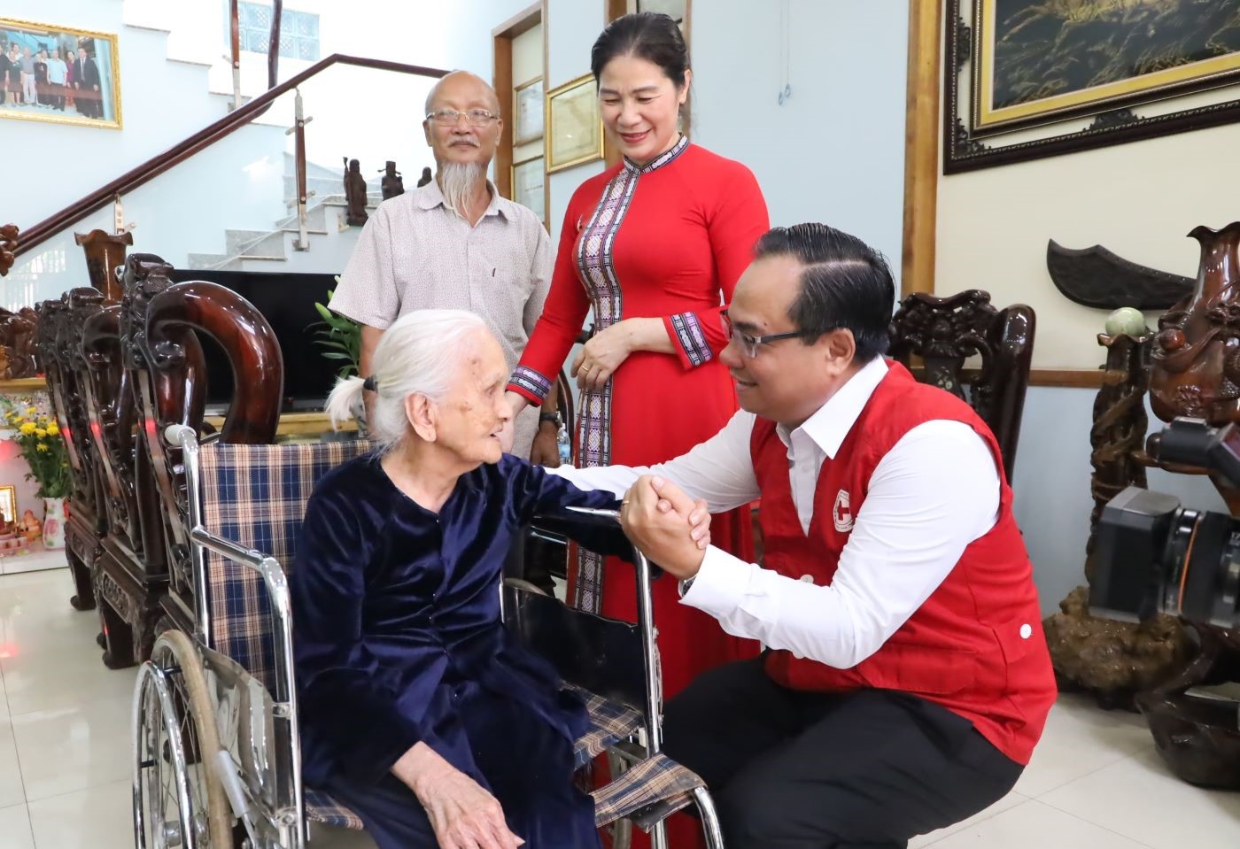 Vice Chairman of the Central Committee of the Vietnam Red Cross Society Vu Thanh Luu visits and presents gifts to Vietnamese Heroic Mothers.