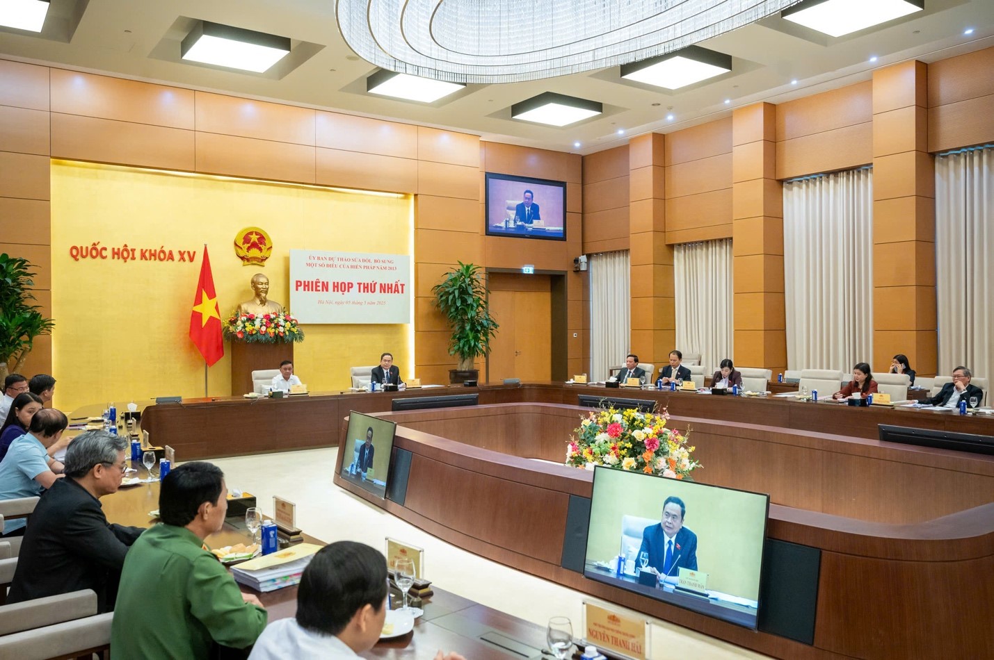 The organization of public consultations, as well as input from various sectors and levels, regarding the draft resolution to amend and supplement a number of articles of the 2013 Constitution.