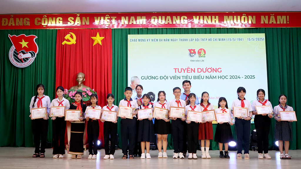 Tuyên dương 15 đội viên tiêu biểu thực hiện tốt 5 điều Bác Hồ dạy