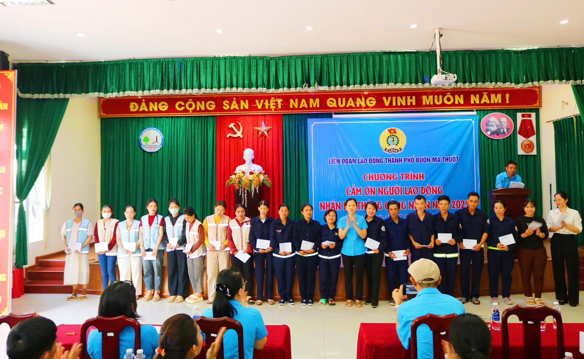 Tặng 200 suất quà tại Chương trình “Cảm ơn người lao động” năm 2025