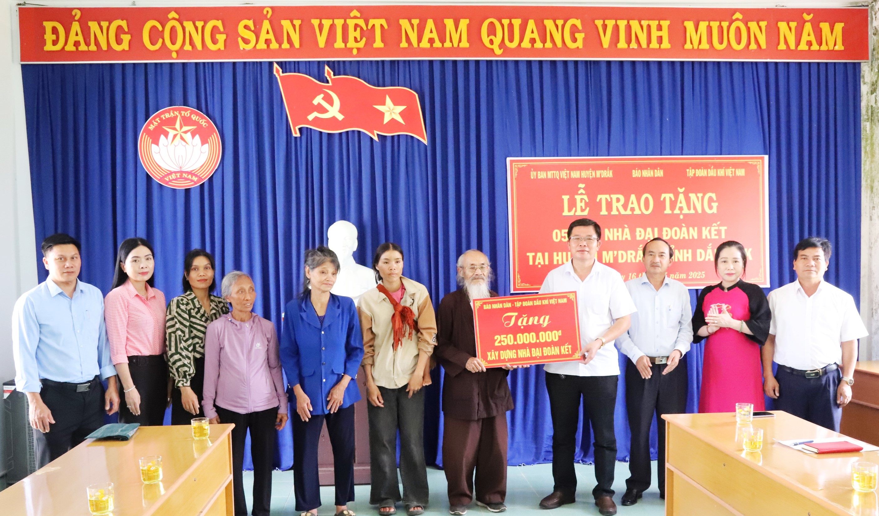 Báo Nhân Dân trao tặng kinh phí xây dựng 5 nhà Đại đoàn kết tại huyện M’Drắk