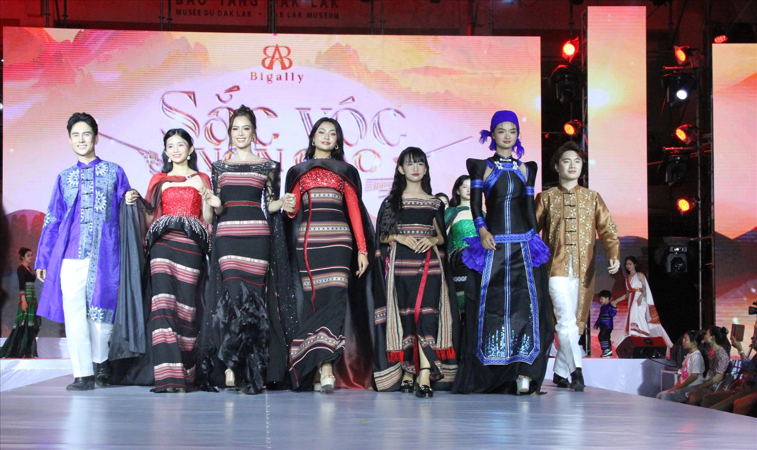 Đặc sắc Chương trình thời trang thổ cẩm Việt Nam - Đắk Lắk 2025 chủ đề “Sắc vóc non cao”.