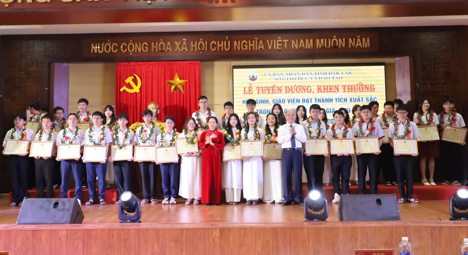 Đắk Lắk tuyên dương, khen thưởng học sinh và giáo viên đạt thành tích xuất sắc trong các kỳ thi quốc gia, khu vực