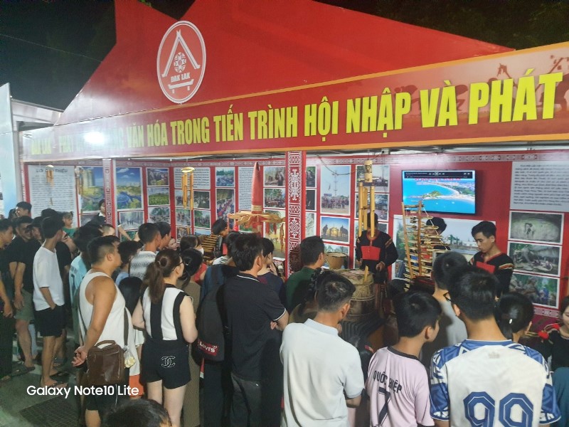 Đắk Lắk tham gia triển lãm “Hồ Chí Minh đẹp nhất tên Người” tại Nghệ An