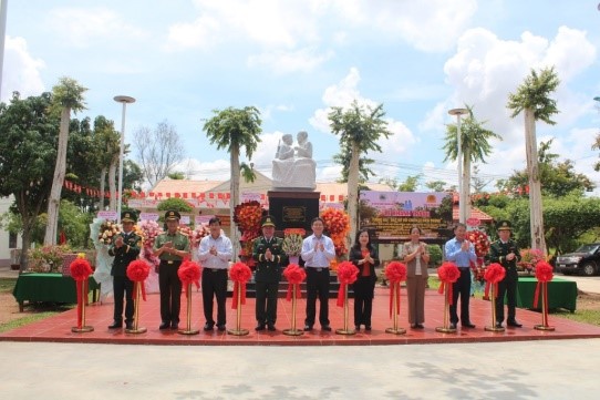 Leaders of the two provinces of Dak Lak and Phu Yen attended a ceremony to pay tribute and inaugurate the statue 