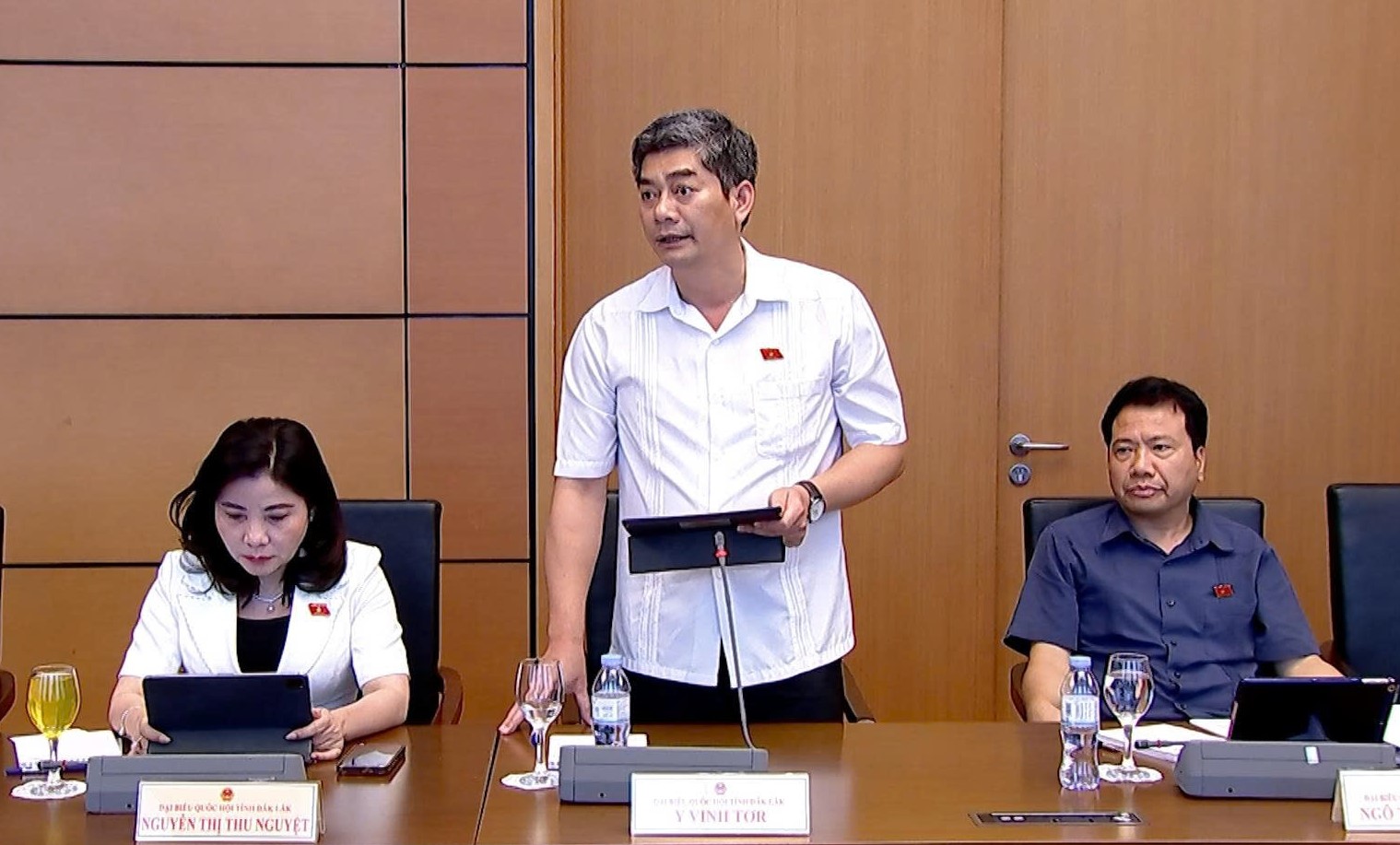 Đoàn đại biểu Quốc hội tỉnh Đắk Lắk tham gia thảo luận việc miễn, hỗ trợ học phí
