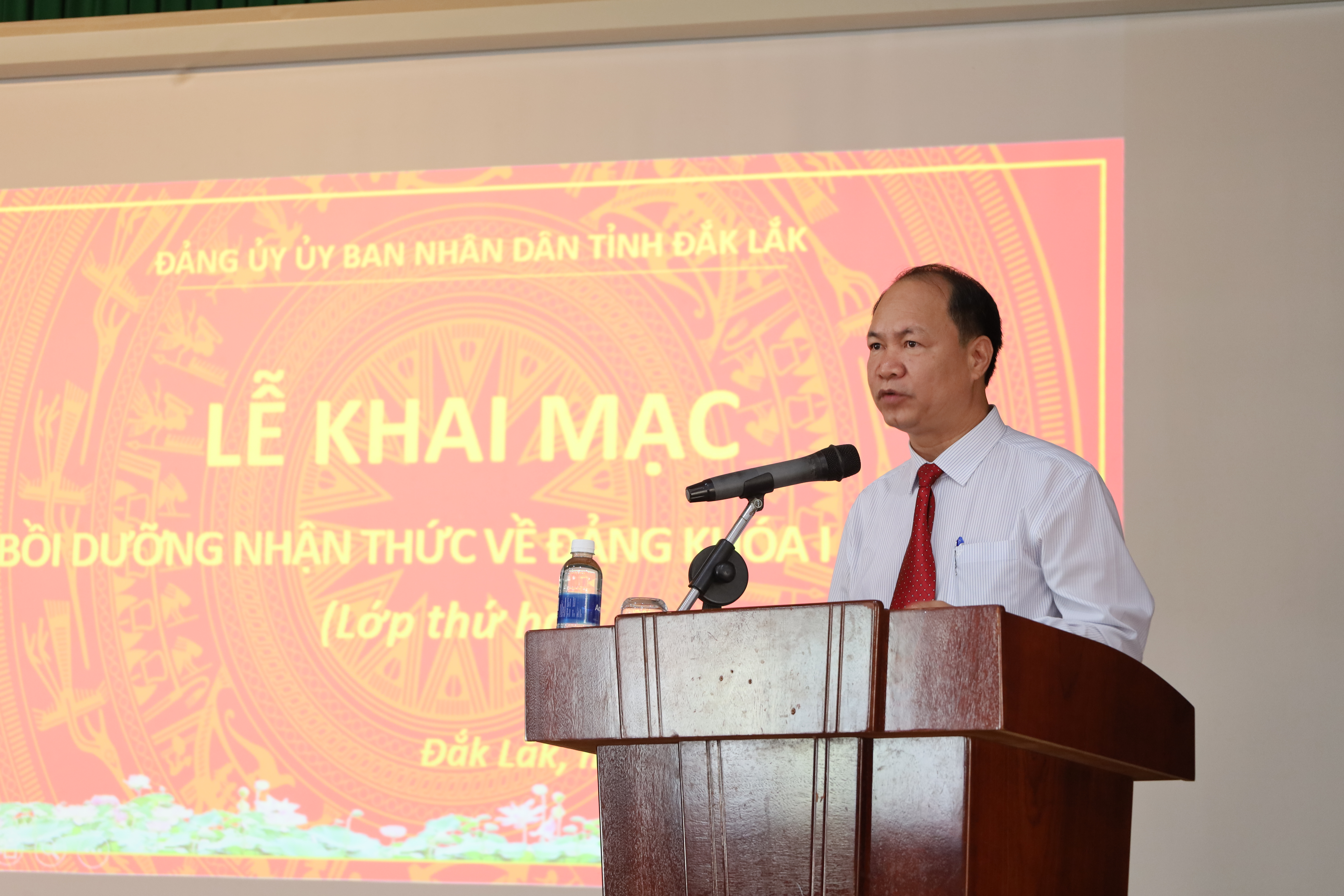 Đảng ủy UBND tỉnh bồi dưỡng lớp nhận thức về Đảng cho 135 quần chúng ưu tú