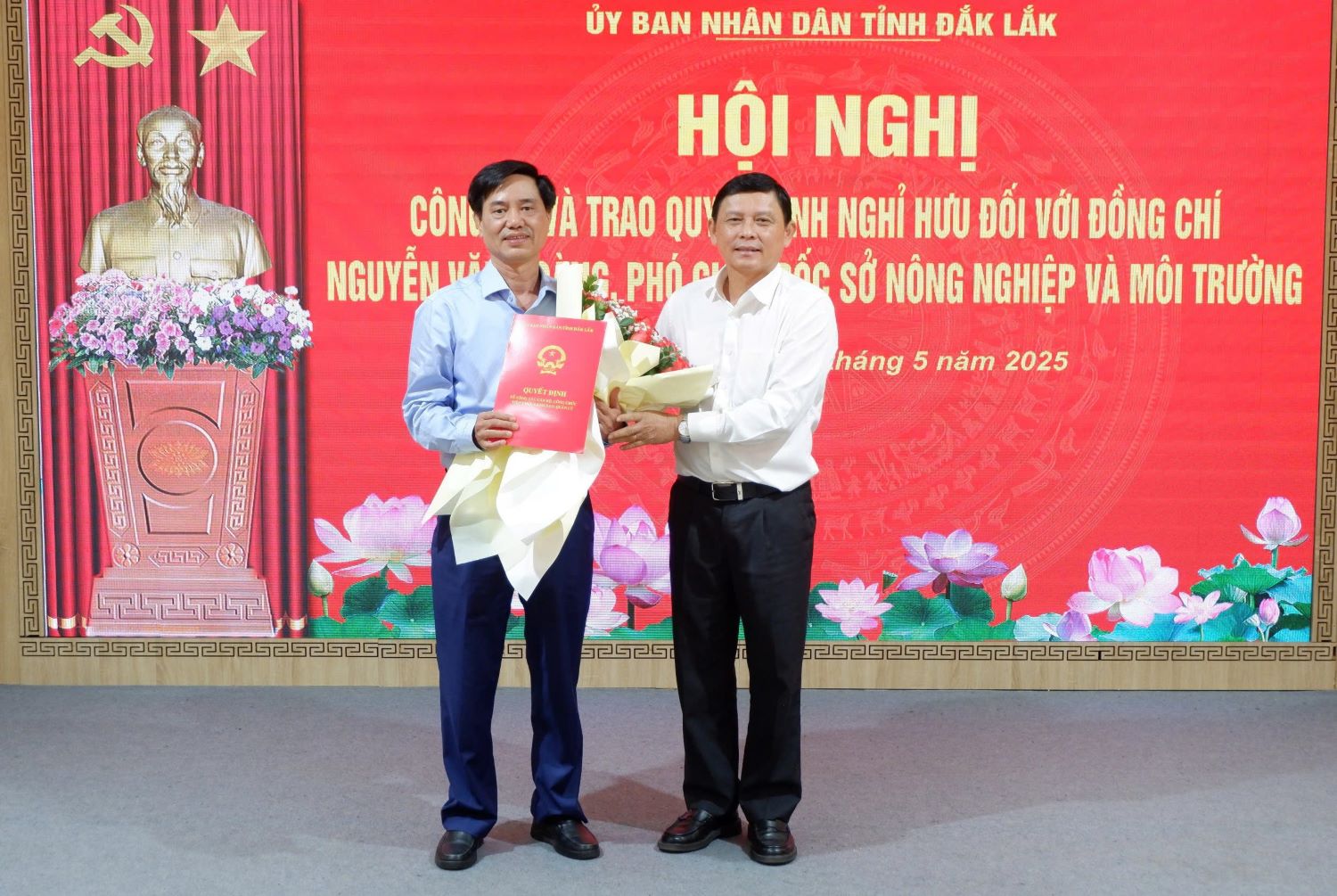 Công bố và trao Quyết định nghỉ hưu cho Phó Giám đốc Sở Nông nghiệp và Môi trường