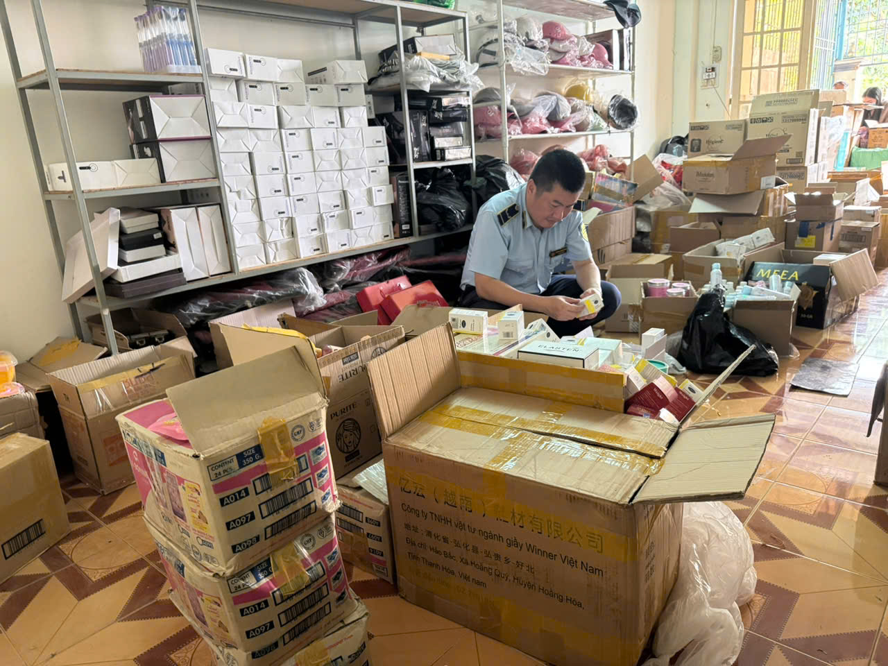 Lực lượng Quản lý thị trường Đắk Lắk: Đồng loạt ra quân kiểm tra và xử lý sữa, mỹ phẩm, dược phẩm