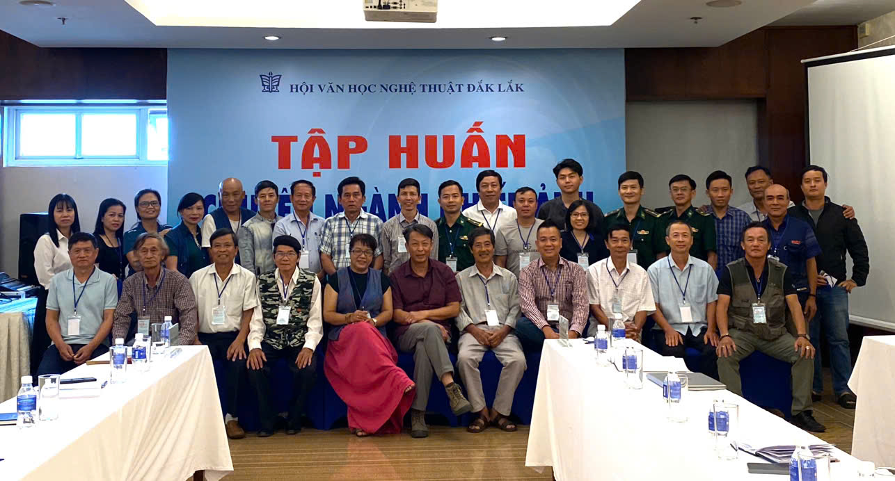 Nghệ sĩ nhiếp ảnh Lý Hoàng Long truyền đạt kinh nghiệm sáng tác ảnh bộ tại Đắk Lắk