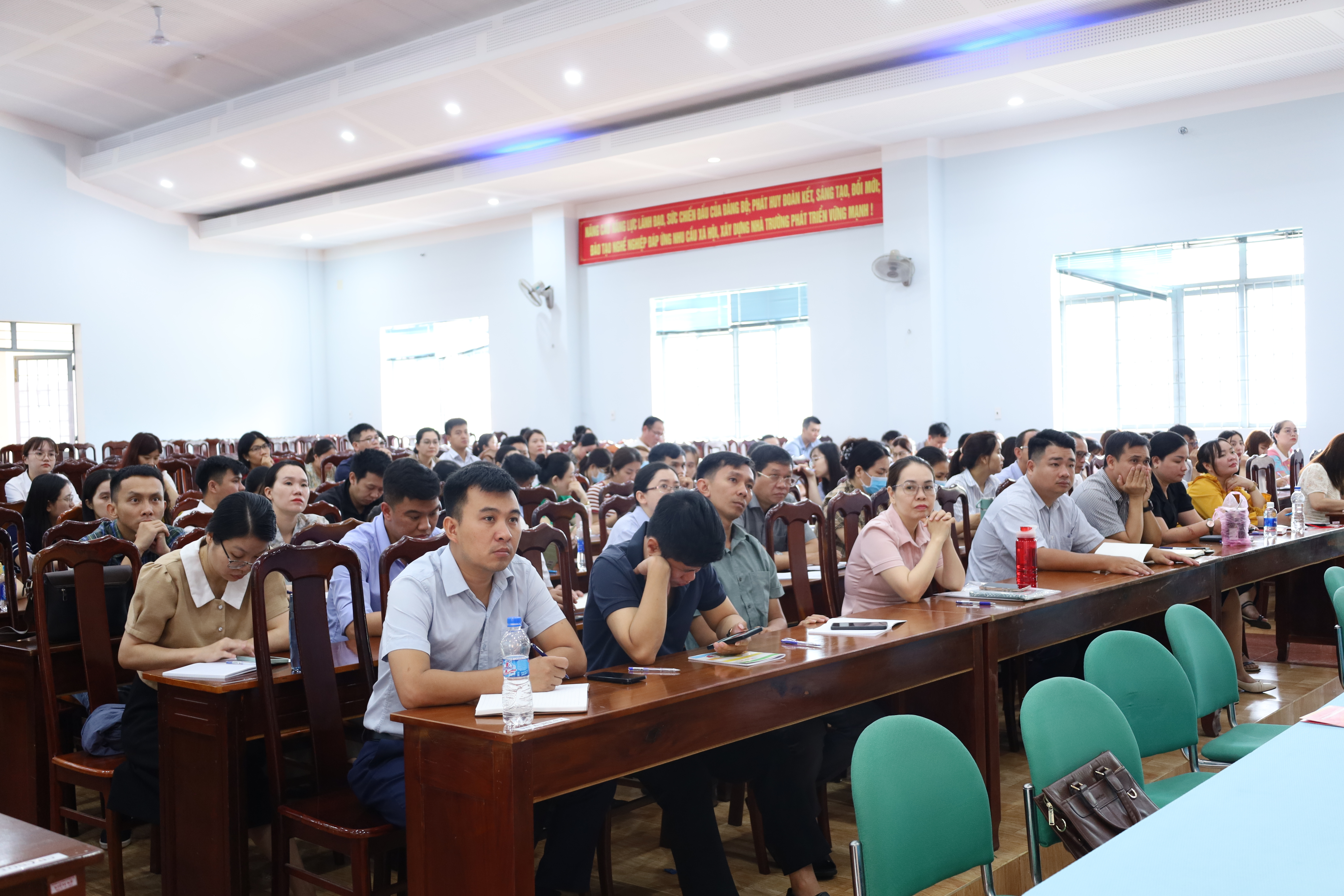 Đảng ủy UBND tỉnh khai mạc lớp bồi dưỡng lý luận chính trị dành cho đảng viên mới khóa I năm 2025