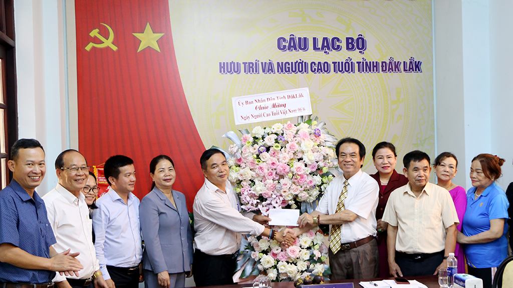 Đoàn công tác của tỉnh thăm, tặng quà các đơn vị, người cao tuổi trên địa bàn