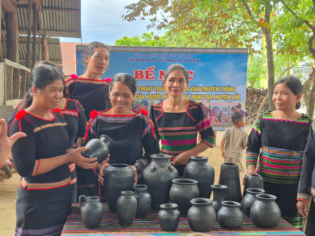 Học viên M'nông 'truyền lửa' nghề gốm: Kiến tạo sinh kế, giữ gìn bản sắc