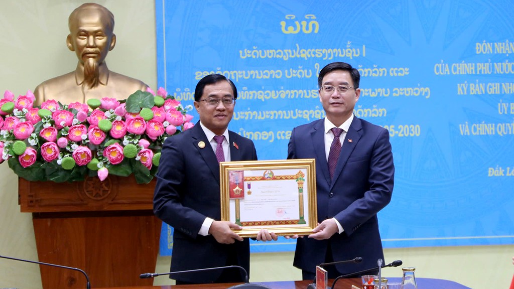 Dak Lak proudly received the First Class Labor Medal from the Government of the Lao People's Democratic Republic.