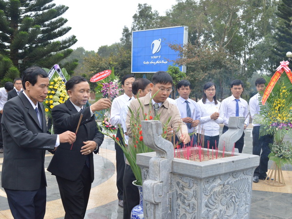 Viếng Đài tưởng niệm các liệt sỹ Giao bưu – Thông tin liên lạc Tây Nguyên