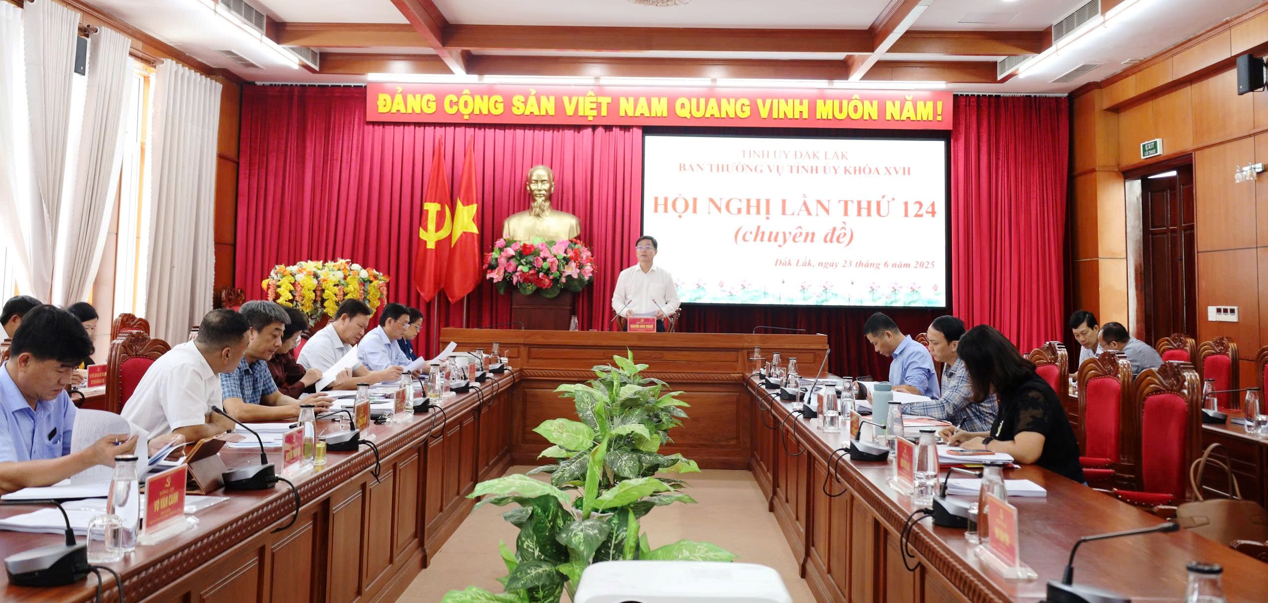 Hội nghị Ban Thường vụ Tỉnh ủy lần thứ 124