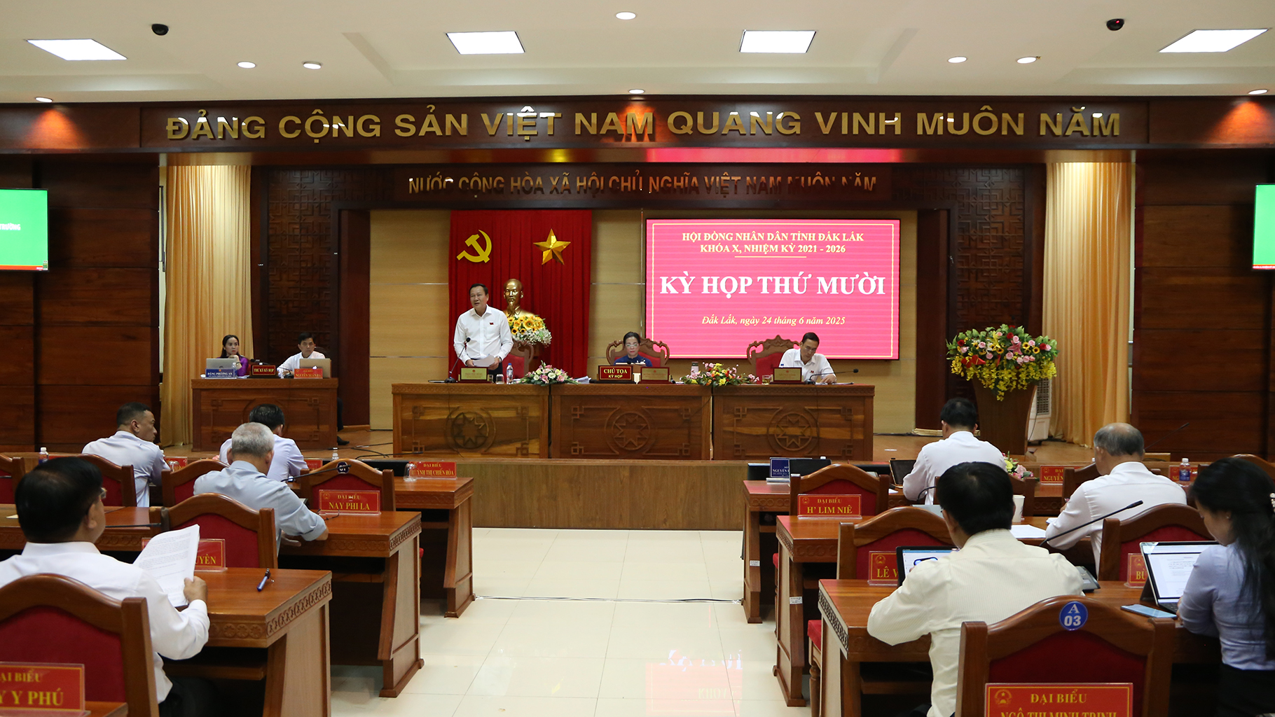 Kỳ họp thứ Mười: Thảo luận về chính sách cho Đội công tác phát động quần chúng chuyên trách ở cơ sở