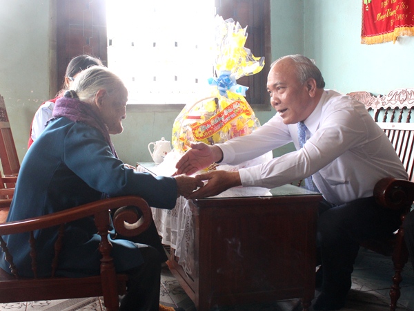 Lãnh đạo tỉnh thăm, chúc Tết các đơn vị và gia đình chính sách trên địa bàn