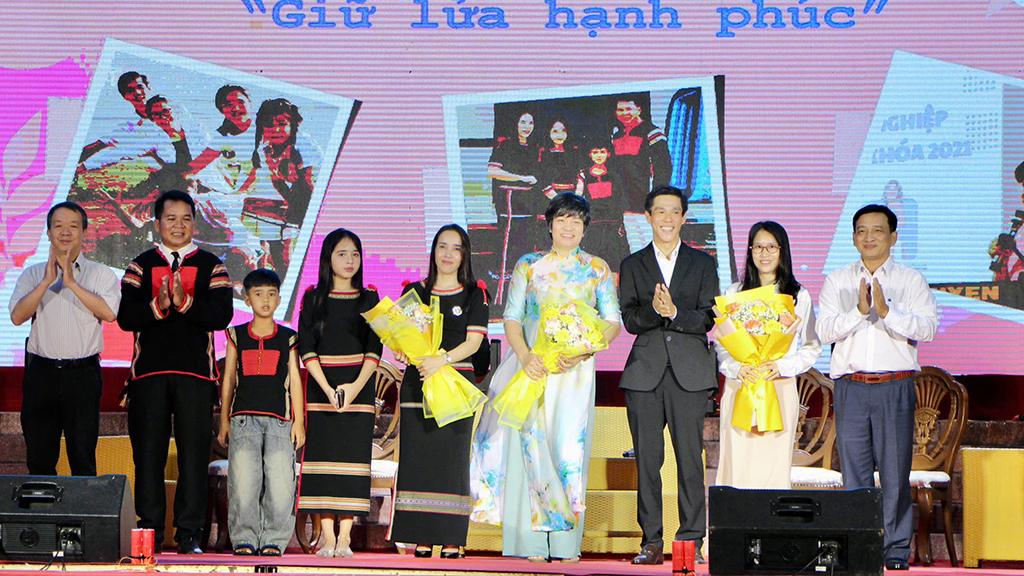 Ngày hội Gia đình Việt Nam năm 2025: Giao lưu gặp mặt các gia đình tiêu biểu