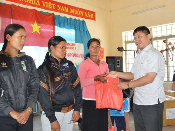 Tặng quà cho bà con buôn M’Liêng A đón Tết